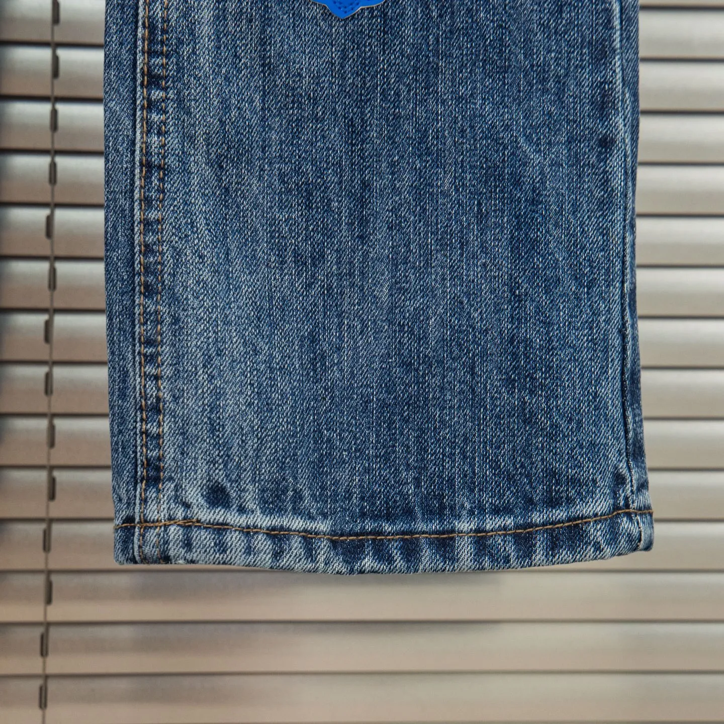 P260 Chrome Hearts Miami-limited blue pants, blue leather cross couple jeans, hot trend this season, sought after by countless celebrities and fashionistas. The neat details of the cutting process add color to the playful fashion! The neat and meticulous design, and the well-fitting structure is unique. The upper body not only has outstanding recognition, but also looks younger and younger. A style with the ultimate wearing meaning and performance, gorgeous color matching, and the craftsmanship of this style is also extremely extraordinary. After the finished product is washed, it is disassembled and hand-made with sheepskin cross leather and then spliced ​​together to complete. The whole piece has too many craftsmanship to describe. It is decorated with patchwork cross flowers and high-waisted washed jeans! ! Absolutely high-end luxury product, a god-level single product, a super popular product, made by top heavy industry, a magic weapon that cannot be missed to hit the streets. Style number: 1832 Size: 28 30 32 34 36 Color: blue
